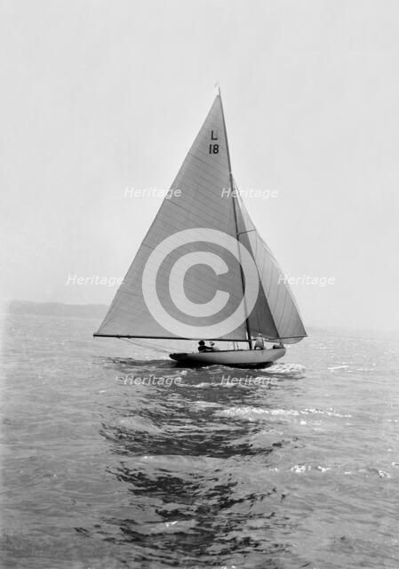 The 6 Metre yacht 'Peterkin', 1914. Creator: Kirk & Sons of Cowes.