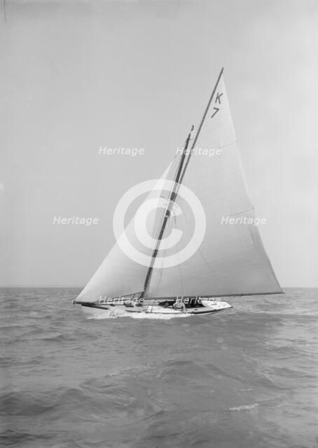 The 7 Metre 'Ginerva' (K7) under sail, 1911. Creator: Kirk & Sons of Cowes.