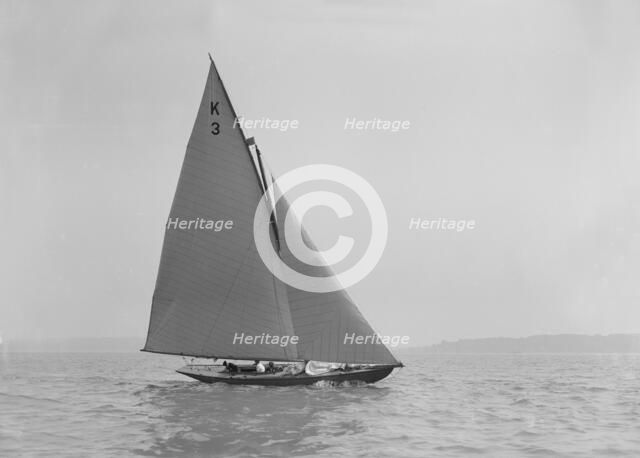 The 7 Metre 'Nelta' (K3) sailing close-hauled, 1911. Creator: Kirk & Sons of Cowes.