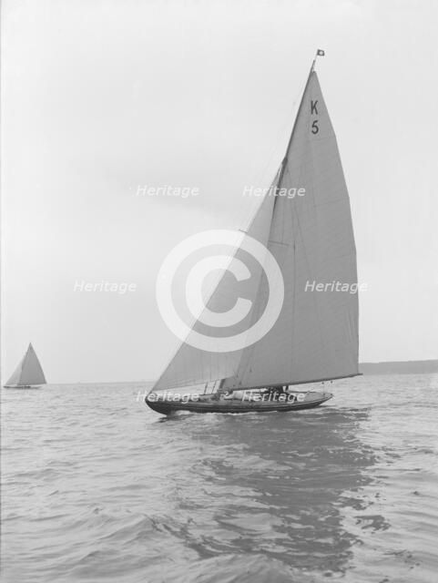 The 7 Metre yacht Strathendrick (K5), 1914. Creator: Kirk & Sons of Cowes.