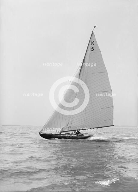 The 7 Metre yacht Strathendrick (K5), 1914. Creator: Kirk & Sons of Cowes.