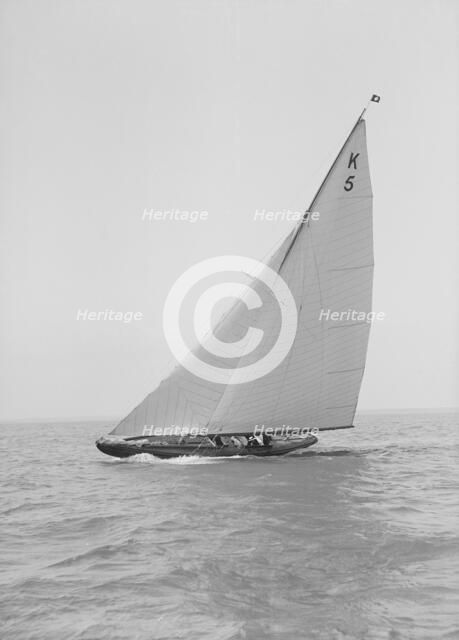 The 7 Metre yacht Strathendrick (K5), 1914. Creator: Kirk & Sons of Cowes.