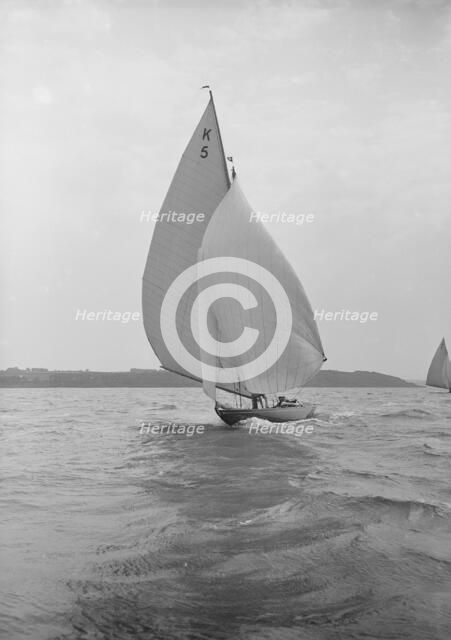 The 7 Metre yacht Strathendrick (K5) sailing with spinnaker, 1913. Creator: Kirk & Sons of Cowes.