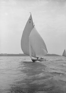 The 7 Metre yacht Strathendrick (K5) sailing with spinnaker, 1913. Creator: Kirk & Sons of Cowes