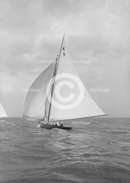 The 7 Metre yacht Strathendrick (K5) sailing with spinnaker, 1914. Creator: Kirk & Sons of Cowes.