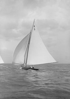 The 7 Metre yacht Strathendrick (K5) sailing with spinnaker, 1914. Creator: Kirk & Sons of Cowes