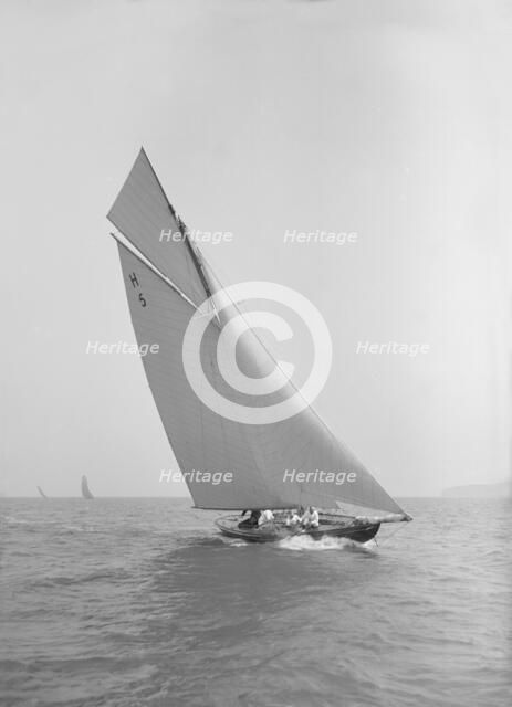 The 8 Metre class 'Endrick', 1911. Creator: Kirk & Sons of Cowes.