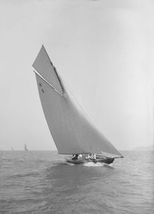 The 8 Metre class Endrick 1911. Creator: Kirk & Sons of Cowes