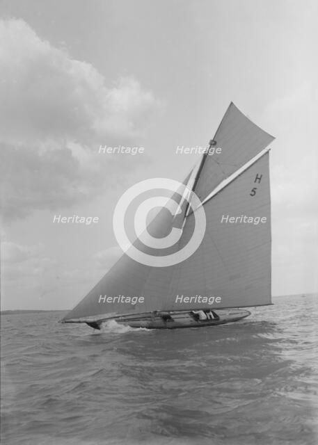 The 8 Metre class 'Endrick', 1911. Creator: Kirk & Sons of Cowes.