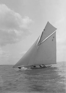 The 8 Metre class Endrick 1911. Creator: Kirk & Sons of Cowes