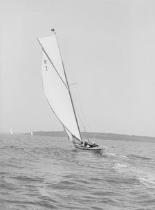 The 8 Metre Garraveen 1914. Creator: Kirk & Sons of Cowes