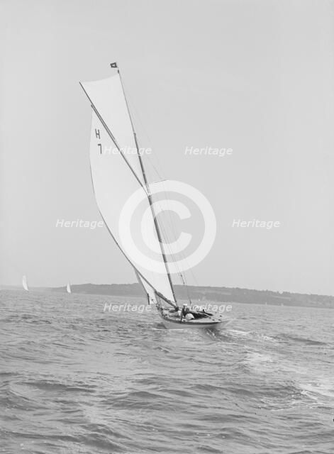 The 8 Metre 'Garraveen', 1914. Creator: Kirk & Sons of Cowes.