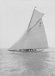 The 8 Metre Garraveen (H7), sailing close-hauled, 1914 Creator: Kirk & Sons of Cowes