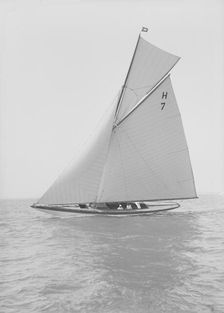 The 8 Metre Garraveen (H7), sailing close-hauled, 1914 Creator: Kirk & Sons of Cowes