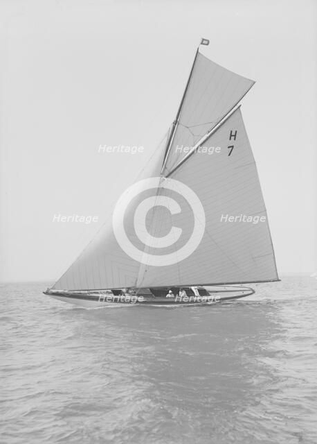 The 8 Metre 'Garraveen' (H7), sailing close-hauled, 1914 Creator: Kirk & Sons of Cowes.