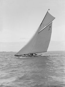 The 8 metre Garraveen (H7), sailing close-hauled, 1914 Creator: Kirk & Sons of Cowes