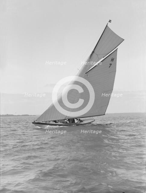 The 8 metre 'Garraveen' (H7), sailing close-hauled, 1914 Creator: Kirk & Sons of Cowes.