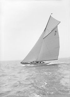 The 8 Metre Garraveen sailing close-hauled, 1914. Creator: Kirk & Sons of Cowes