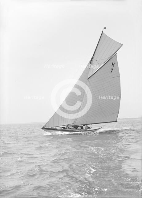 The 8 Metre 'Garraveen', sailing close-hauled, 1914. Creator: Kirk & Sons of Cowes.