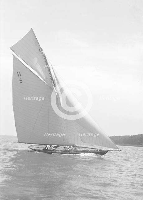 The 8 Metre 'Endrick' sailing close-hauled, 1911. Creator: Kirk & Sons of Cowes.