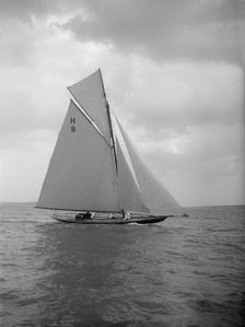 The 8 Metre Spero (H8) sailing upwind, 1912. Creator: Kirk & Sons of Cowes