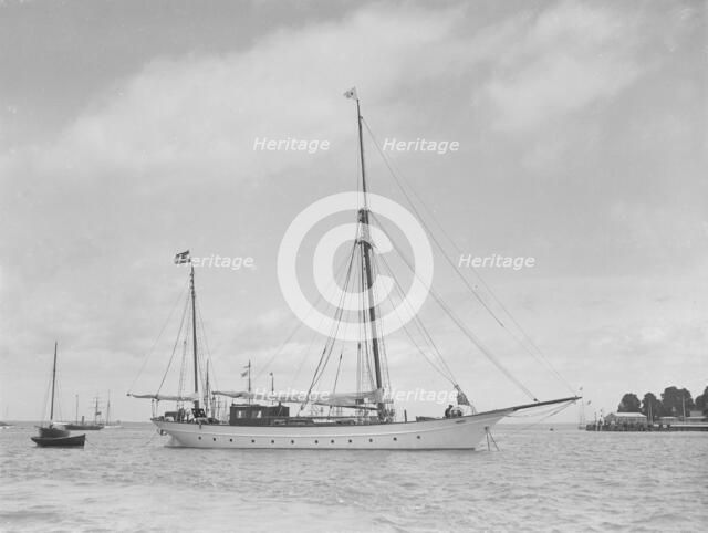 The 90 ft 'Quo Vadis' at anchor, 1911. Creator: Kirk & Sons of Cowes.