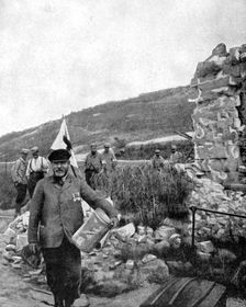 The mayor of Ablain-Saint-Nazaire in the ruins of the commune, 1915