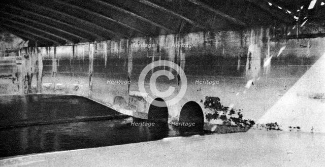 The mouth of the Holebourne, where it finds the Thames as the Fleet Ditch, London, 1926-1927. Artist: Unknown