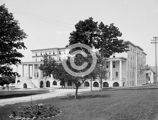 The New Arlington [hotel], Petoskey, between 1900 and 1906. Creator: Unknown.