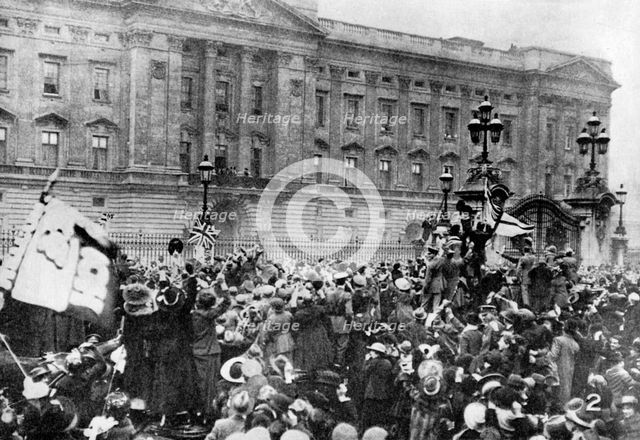 The official notice of the armistice being read, Buckingham Palace, 1918 (1936). Artist: Unknown