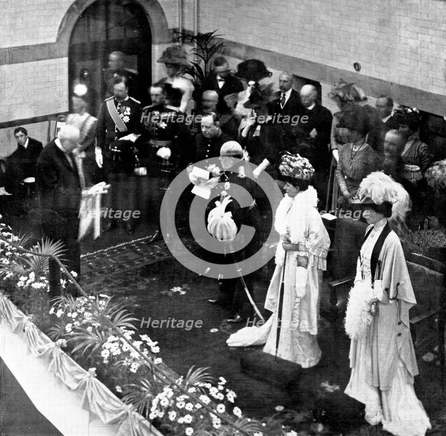 The opening of the New Manchester Royal Infirmary: the King and Queen on the platform..., 1909. Creator: Warwick Brookes.