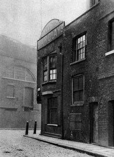 The Anchor tavern at the corner of Bankend and Bankside, London, 1926-1927.Artist: Whiffin