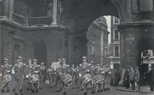 The Artists Rifles Drum and Fife Band in the courtyard of Burlington House, circa mid-1930s. Creator: Unknown