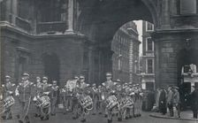 The Artists Rifles Drum and Fife Band in the courtyard of Burlington House, circa mid-1930s. Creator: Unknown