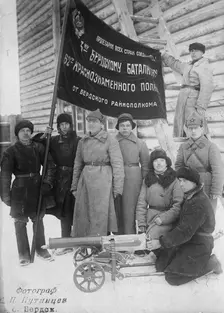 The banner of the Berdsk regional executive committee is held by the soldiers of the 3rd..., 1928. Creator: GP Putintsev