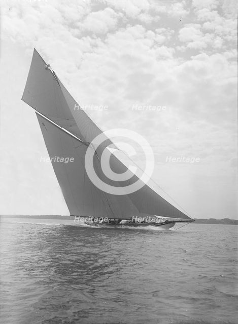 The Big Class 'White Heather II' heeling in a good wind, 1911. Creator: Kirk & Sons of Cowes.