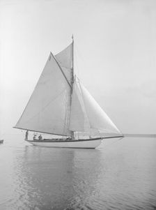 The cutter Wenda in light winds, 1912. Creator: Kirk & Sons of Cowes