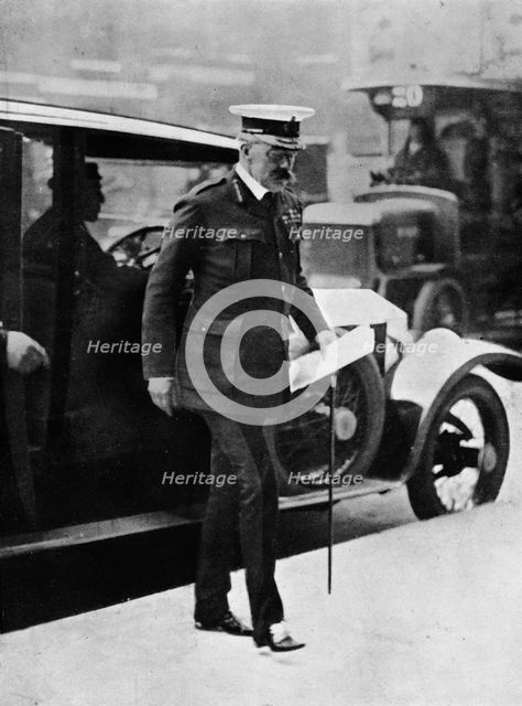 'The Cabinet crisis: Lord Kitchener arriving at the War Office', 1915. Artist: Unknown.
