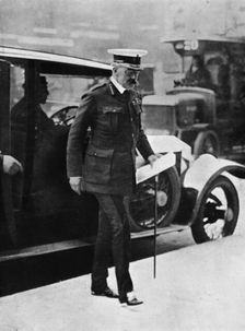 The Cabinet crisis: Lord Kitchener arriving at the War Office 1915