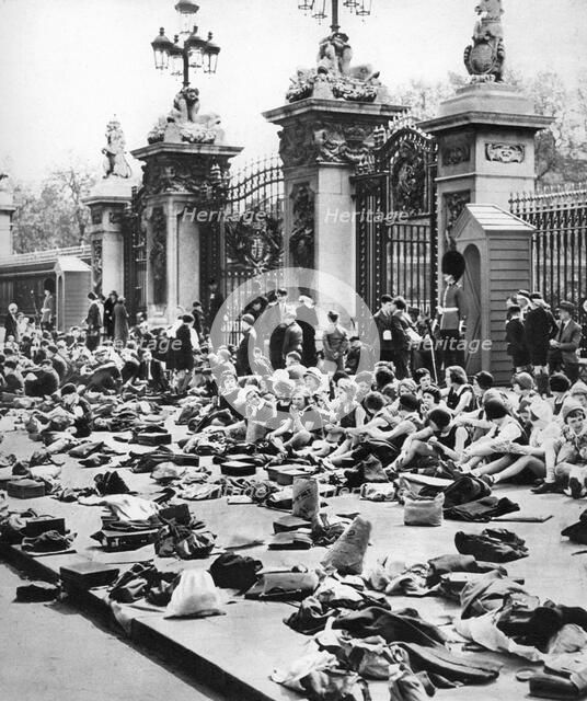The children's jubilee holiday, Buckinham Palace, London, 1935. Artist: Unknown