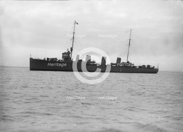 The Chilean Destroyer 'Almirante Lynch' under way, 1914. Creator: Kirk & Sons of Cowes.