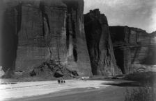 The cliffs, Canyon de Chelly, Ariz., c1905. Creator: Edward Sheriff Curtis