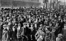 The Crowds outside Buckingham Palace, A Nations Apprehension 1910