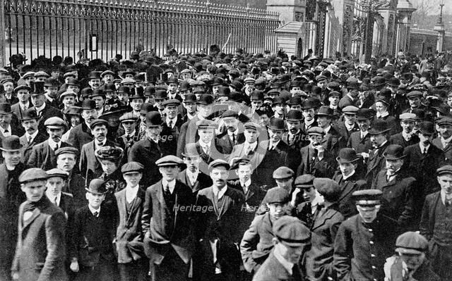 'The Crowds outside Buckingham Palace, A Nations Apprehension', 1910. Artist: Unknown