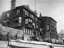 The Crown and Sceptre Inn in Greenwich, London, 1926-1927