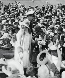 The Duke and Duchess mobbed by crowds in Auckland, 1927, (1937). Creator: Unknown