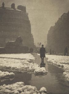 The day breaks cold, Trafalgar Square. From the album: Photograph album - London, 1920s. Creator: Harry Moult