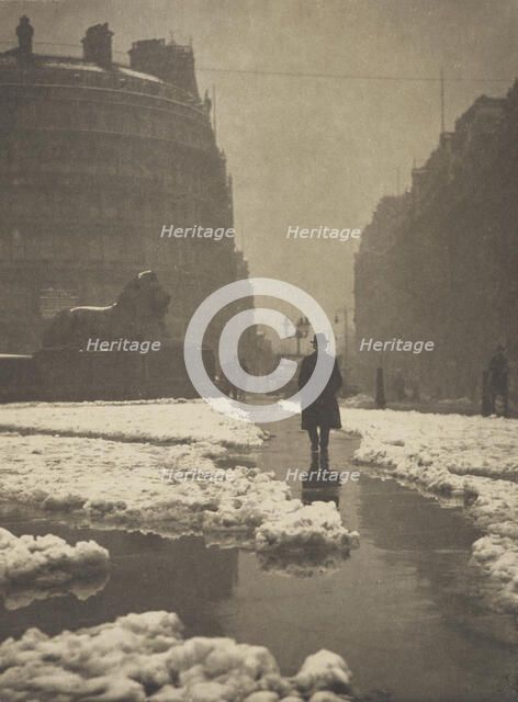 The day breaks cold, Trafalgar Square. From the album: Photograph album - London, 1920s. Creator: Harry Moult.