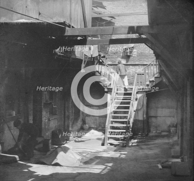 The devil's kitchen, Chinatown, San Francisco, between 1896 and 1906. Creator: Arnold Genthe.