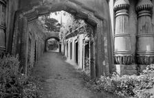 The Egyptian Avenue, Highgate Cemetery, London, 1945-1980. Artist: Eric de Maré
